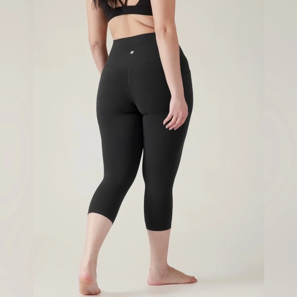 NWT-Athleta Black Salutation Stash Pocket II Capri, Size 1X - Picture 2 of 5